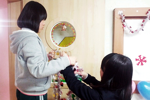 강동지역아동복지센터와 함께 크리스마스 트리만들기